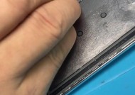 折叠屏鼓包如何安全清理？