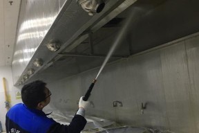 立邦油烟机清洗指南（解决厨房油烟机清洗难题的方法与技巧）