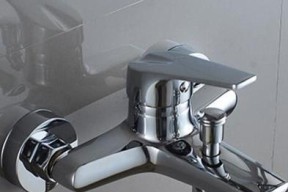 如何修理热水器花洒接口漏水问题（轻松解决热水器花洒接口漏水）