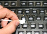 键盘里为什么有油渍？如何清理键盘内部的油渍？