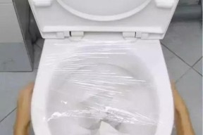解决马桶堵塞的有效方法（利用开水清理马桶堵塞的窍门）