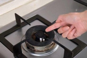 燃气灶故障排除及修理指南（解决燃气灶故障的实用技巧）
