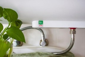 电动热水器水流小问题解决方法（如何提高电动热水器的水流量）