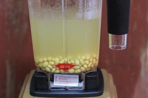 破壁机榨豆浆溢出来怎么办？如何预防和解决？