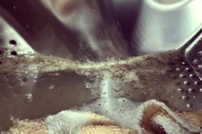海尔全自动洗衣机清洗方法？如何有效去除污渍和异味？