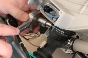滚筒洗衣机水桶漏水怎么办？快速解决方法是什么？