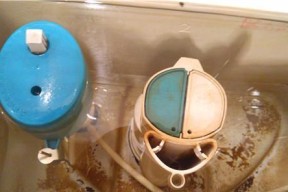 马桶上水漏水的原因及解决办法（探寻马桶漏水的根源）