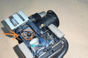 投影仪反光镜片更换方法是什么？需要哪些工具？