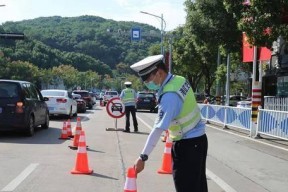 遇到交警要求手机拍照应该怎么做？