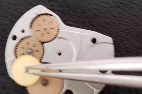 电视机后面的玩具怎么拆卸？拆卸过程中需要注意什么？