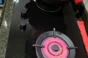 燃气灶点燃后又熄火了的原因及解决方法（探究燃气灶点燃后自动熄火的原因及应对之道）