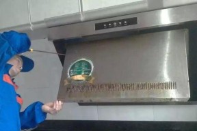 佛山清洗油烟机的正确方法（让你的厨房远离油烟困扰）