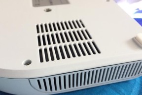 投影仪下边发绿怎么回事？是硬件问题吗？