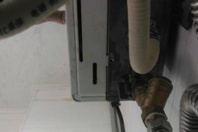 万家乐电热水器出水口漏水的修理方法（轻松解决漏水问题）