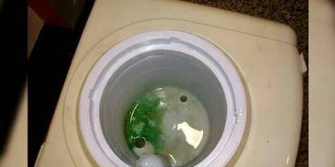解决饮水机开门坏了的方法（维修饮水机门）  第1张