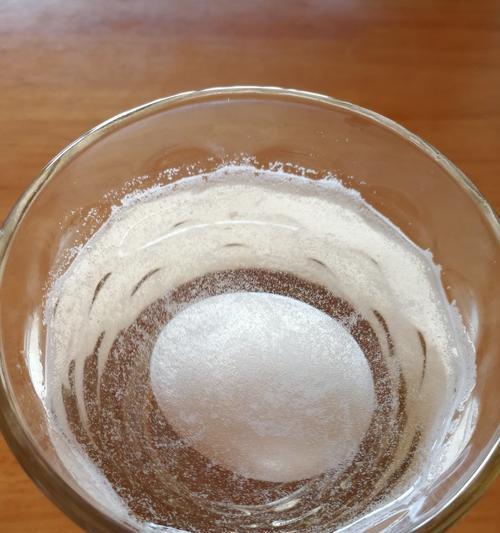 用白醋和鸡蛋轻松清洗油烟机（天然清洁剂让油烟机焕然一新）  第1张