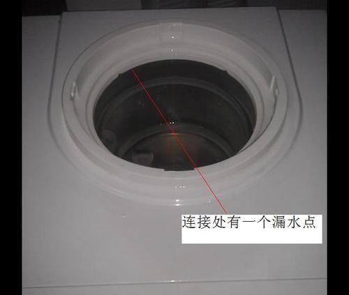 洗衣机底部漏水的原因和处理方法（保持洗衣机底部清洁）  第1张