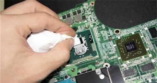 解决显示器和显卡黑屏问题的方法（应对黑屏困扰）  第2张
