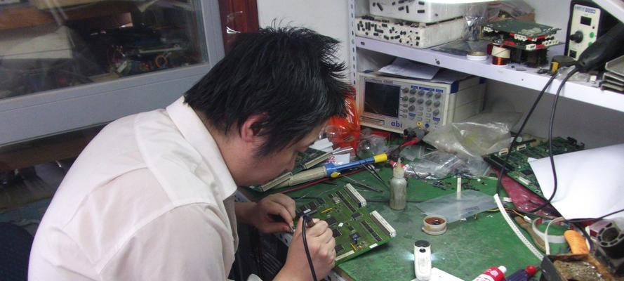 显示器主板芯片发烫怎么办？如何有效降温？  第1张