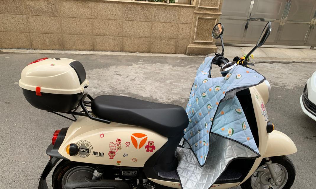 雅迪电动车充电器插孔位置在哪里？如何正确插入充电器？  第2张