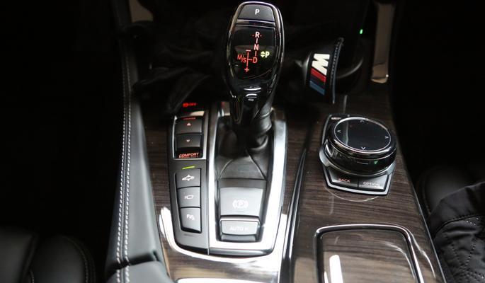 宝马523车型的网关位置如何查找？  第2张
